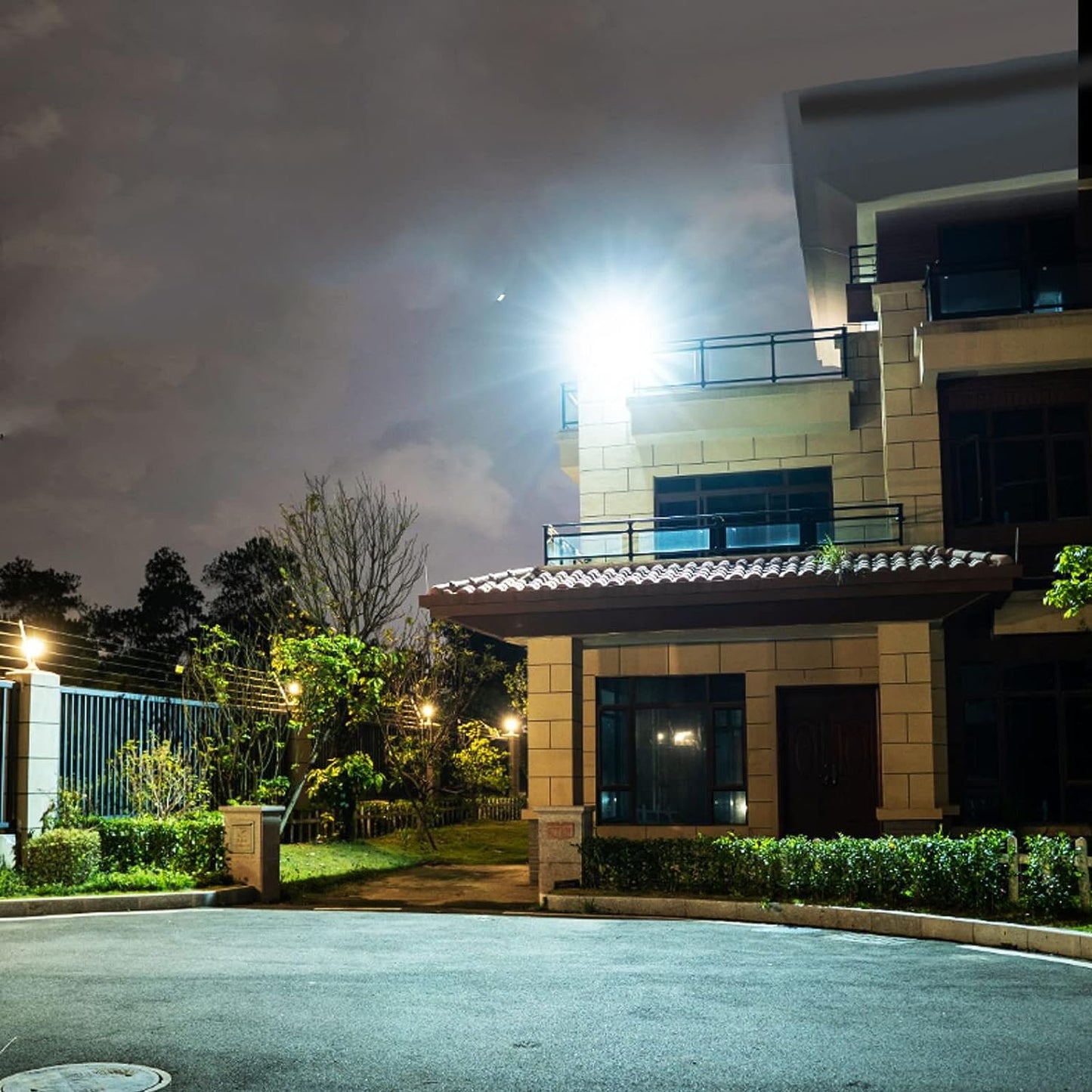 PACHET PROMOTIONAL: Proiector LED Cu Panou Solar VELORA, 100W, Control Prin Telecomanda, Senzor Crepuscular + Accesorii